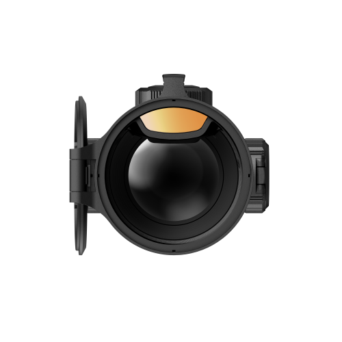 Een close-up van de Nocpix ACE S60R cameralens, die de ronde vorm laat zien met een beschermkap aan de linkerkant. De lens heeft een reflecterend oppervlak met een oranje tint, tegen een effen witte achtergrond.