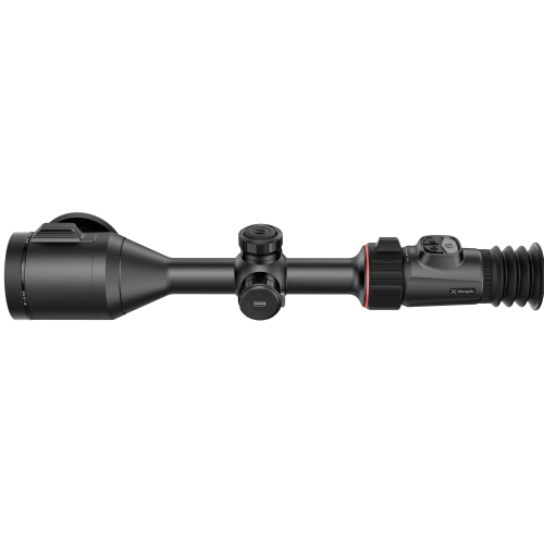 Een zijaanzicht van de Nocpix ACE S60R, een zwarte richtkijker met afstelknoppen, een geribbeld oculair en een lensdop. De richtkijker heeft een strak, cilindrisch ontwerp en oogt stevig en functioneel.