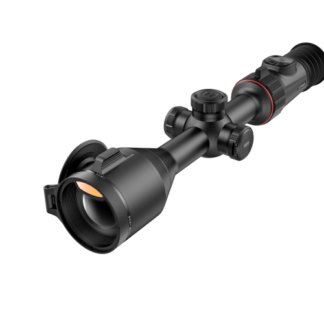 De Nocpix ACE H50R is een zwarte richtkijker met meerdere instelknoppen en een lensdop, afgebeeld op een effen witte achtergrond.