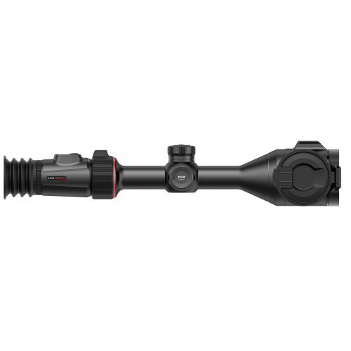 De Nocpix ACE S60R is een zwarte richtkijker met een strak design, met verschillende verstelknoppen langs de body. Het bevat een rubberen oculair aan de linkerkant en een grotere lensbehuizing aan de andere kant.